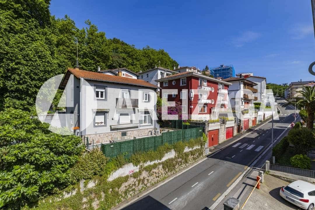 3 bedroom Apartment for sale in Donostia-San Sebastian - € 714,000 (Ref: 9850514)