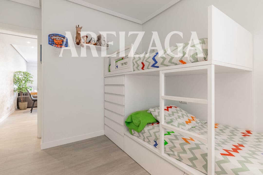 Piso de 3 habitaciones en Donostia-San Sebastián en venta - 810.000 € (Ref: 9854521)