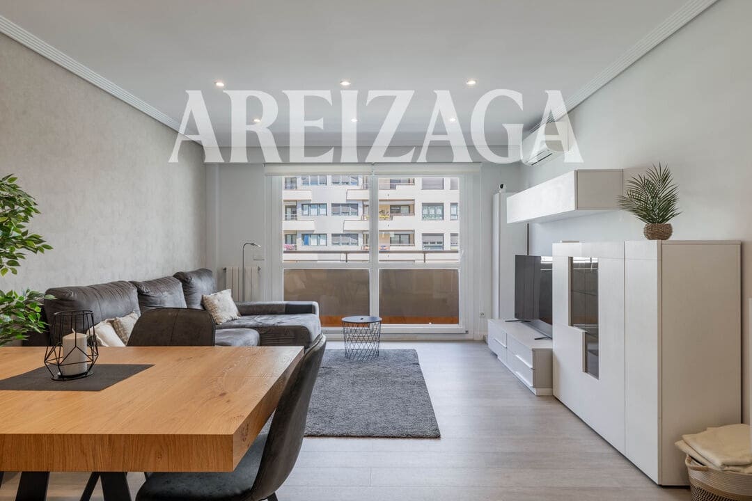 Piso de 3 habitaciones en Donostia-San Sebastián en venta - 810.000 € (Ref: 9854521)