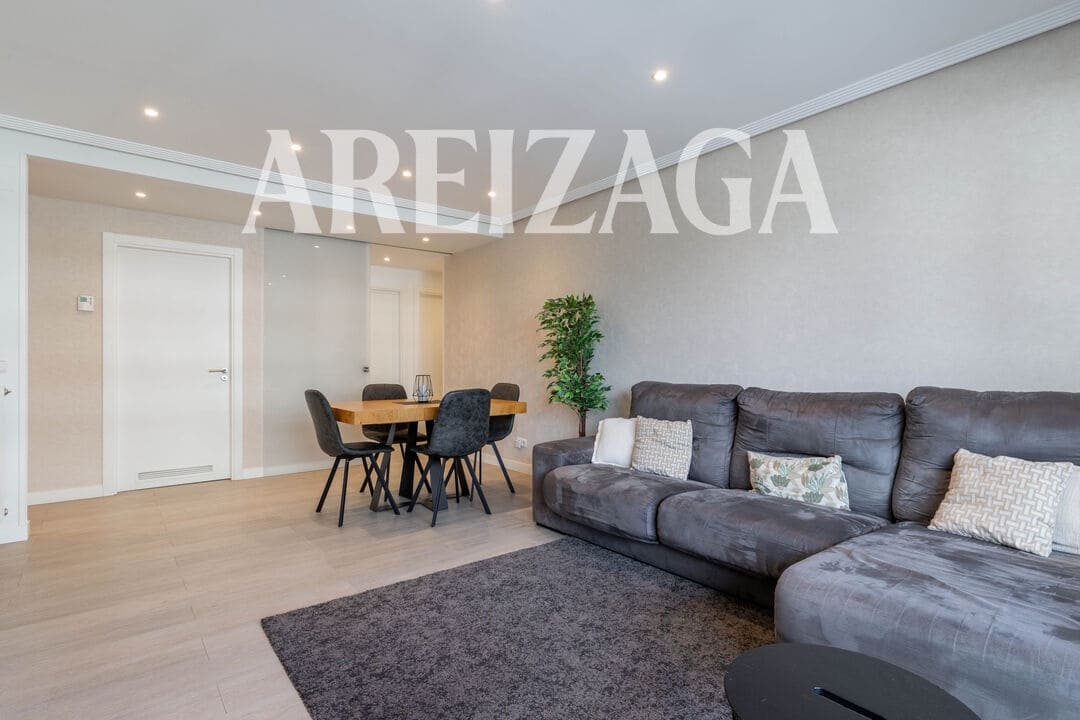 Piso de 3 habitaciones en Donostia-San Sebastián en venta - 810.000 € (Ref: 9854521)