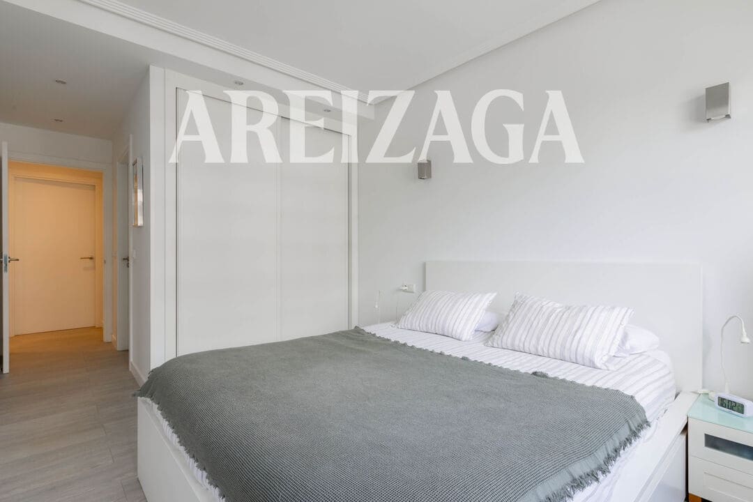 Piso de 3 habitaciones en Donostia-San Sebastián en venta - 810.000 € (Ref: 9854521)