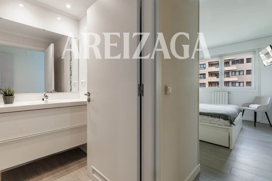 Piso de 3 habitaciones en Donostia-San Sebastián en venta - 810.000 € (Ref: 9854521)