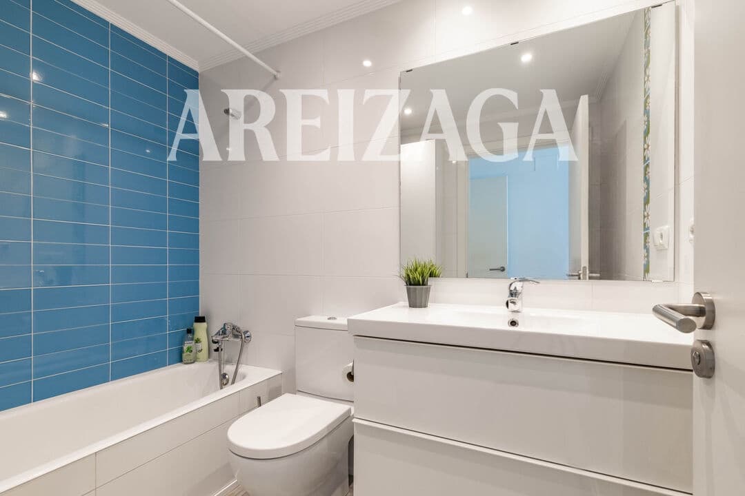 Piso de 3 habitaciones en Donostia-San Sebastián en venta - 810.000 € (Ref: 9854521)