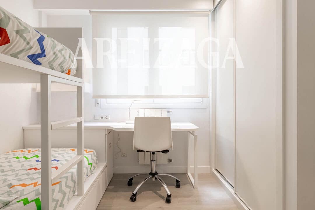 Piso de 3 habitaciones en Donostia-San Sebastián en venta - 810.000 € (Ref: 9854521)