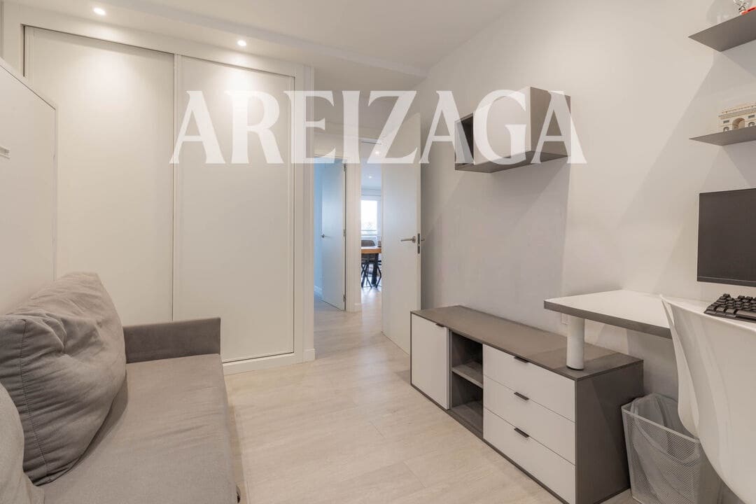 Piso de 3 habitaciones en Donostia-San Sebastián en venta - 810.000 € (Ref: 9854521)