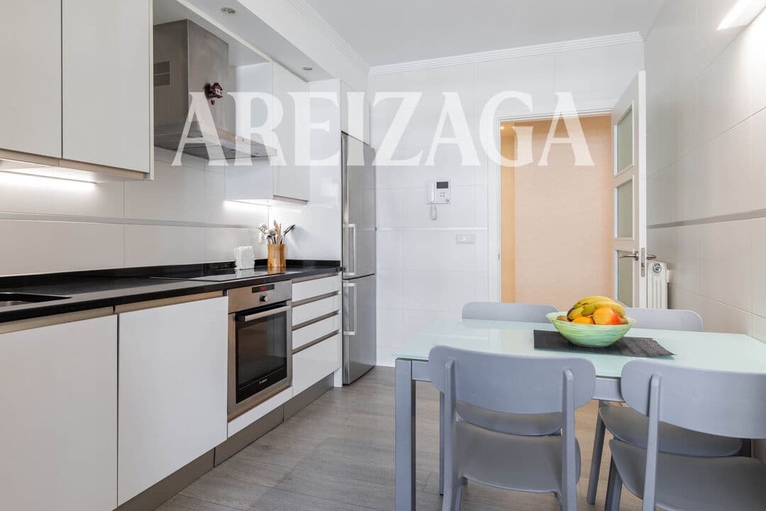 Piso de 3 habitaciones en Donostia-San Sebastián en venta - 810.000 € (Ref: 9854521)