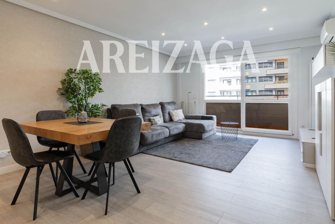 Piso de 3 habitaciones en Donostia-San Sebastián en venta - 810.000 € (Ref: 9854521)