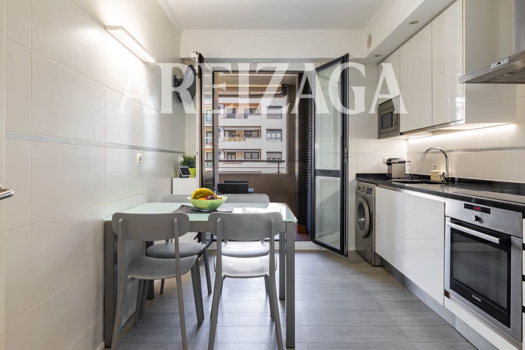 Piso de 3 habitaciones en Donostia-San Sebastián en venta - 810.000 € (Ref: 9854521)