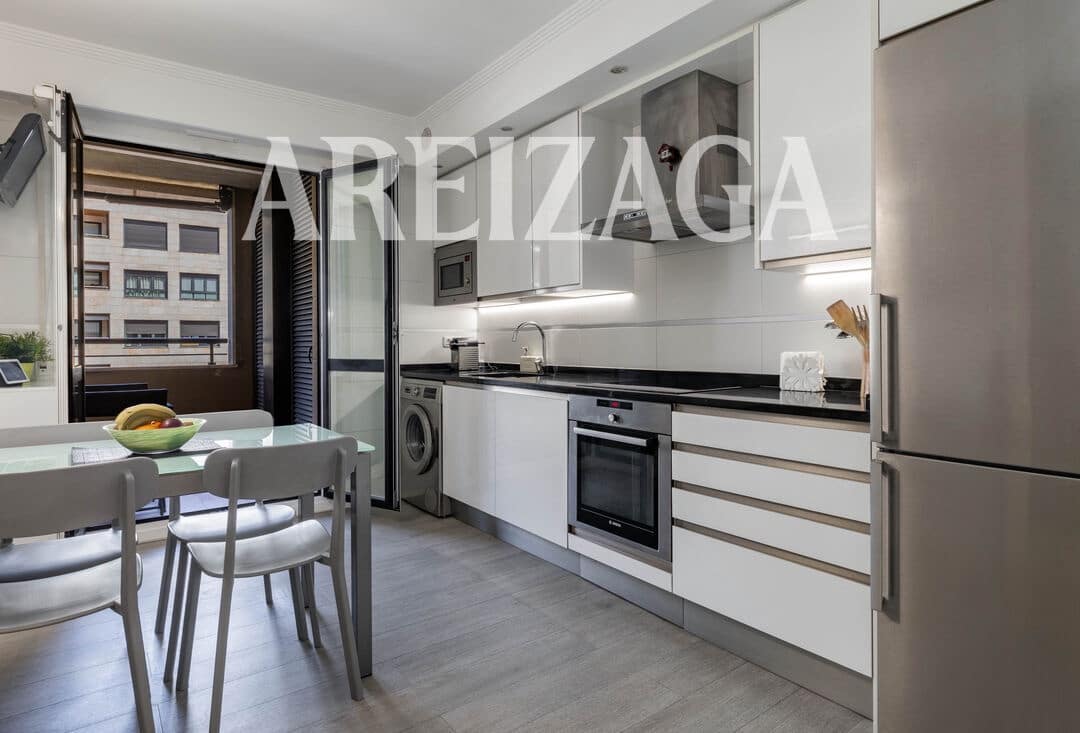 Piso de 3 habitaciones en Donostia-San Sebastián en venta - 810.000 € (Ref: 9854521)