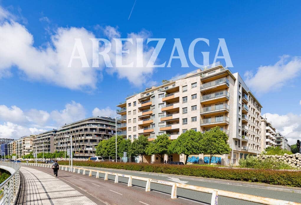Piso de 3 habitaciones en Donostia-San Sebastián en venta - 810.000 € (Ref: 9854521)