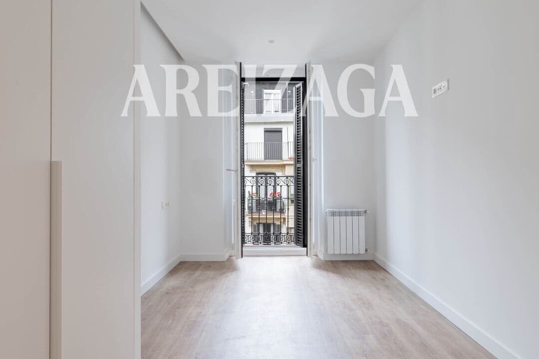 Piso de 3 habitaciones en Donostia-San Sebastián en venta - 1.295.000 € (Ref: 9914944)