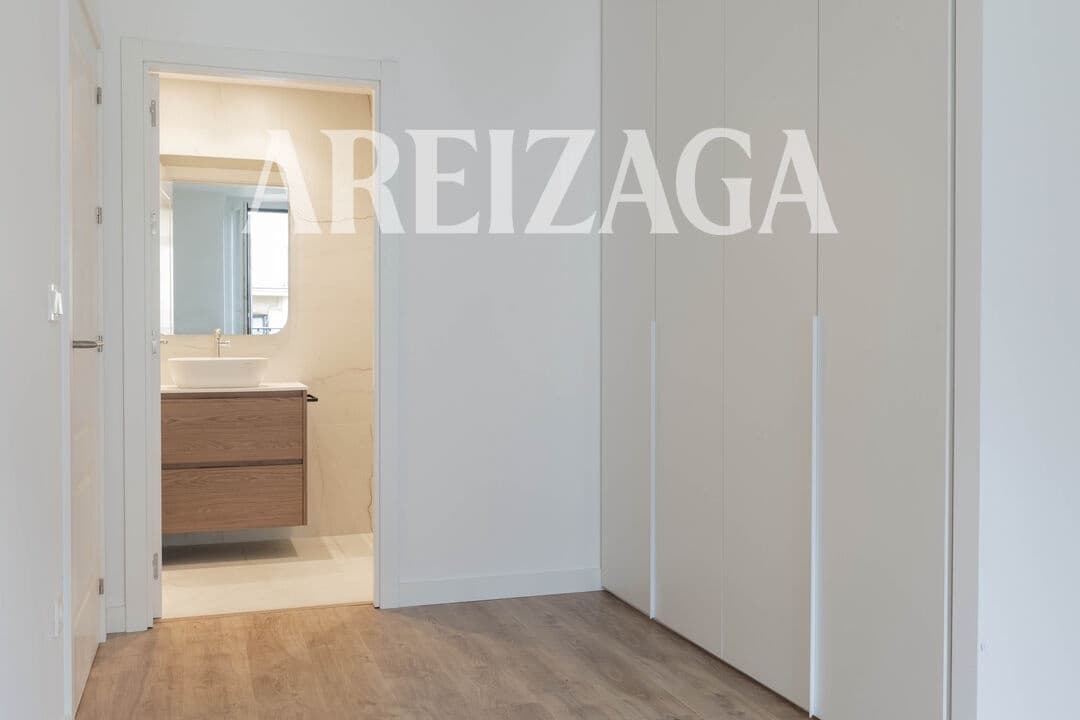 Piso de 3 habitaciones en Donostia-San Sebastián en venta - 1.295.000 € (Ref: 9914944)