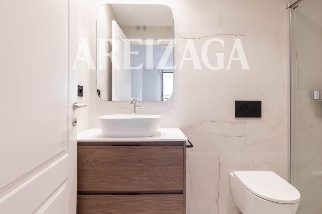 Piso de 3 habitaciones en Donostia-San Sebastián en venta - 1.295.000 € (Ref: 9914944)