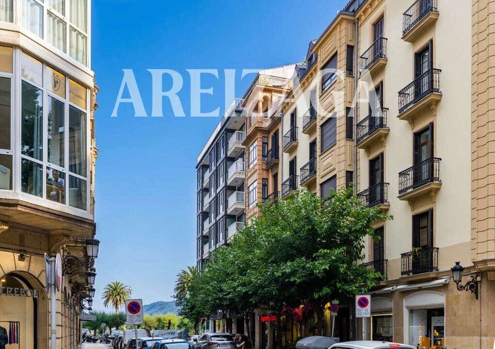Piso de 3 habitaciones en Donostia-San Sebastián en venta - 1.295.000 € (Ref: 9914944)