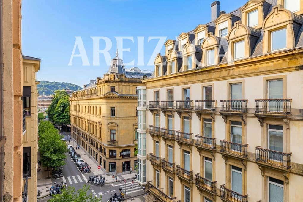 Piso de 3 habitaciones en Donostia-San Sebastián en venta - 1.295.000 € (Ref: 9914944)