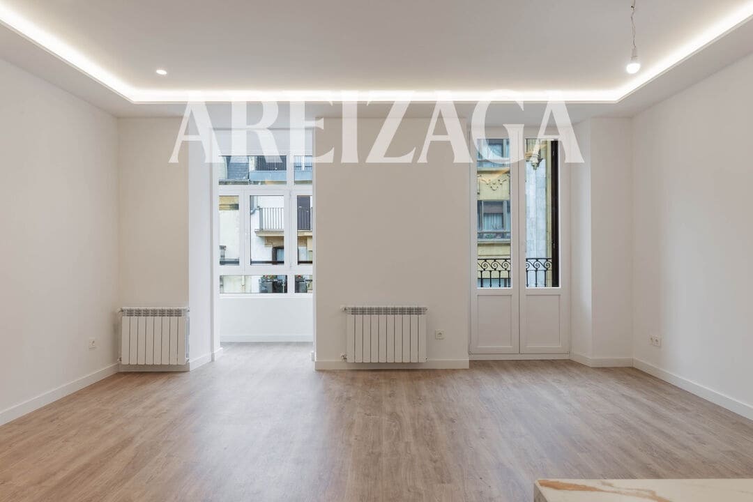 Piso de 3 habitaciones en Donostia-San Sebastián en venta - 1.295.000 € (Ref: 9914944)