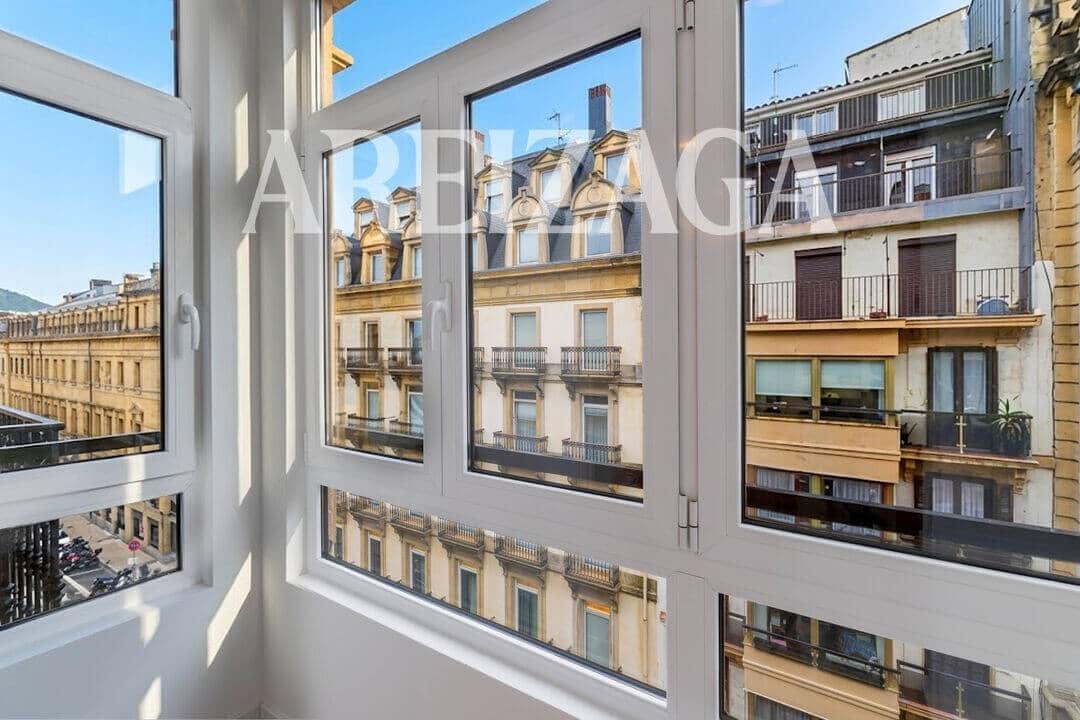 Piso de 3 habitaciones en Donostia-San Sebastián en venta - 1.295.000 € (Ref: 9914944)
