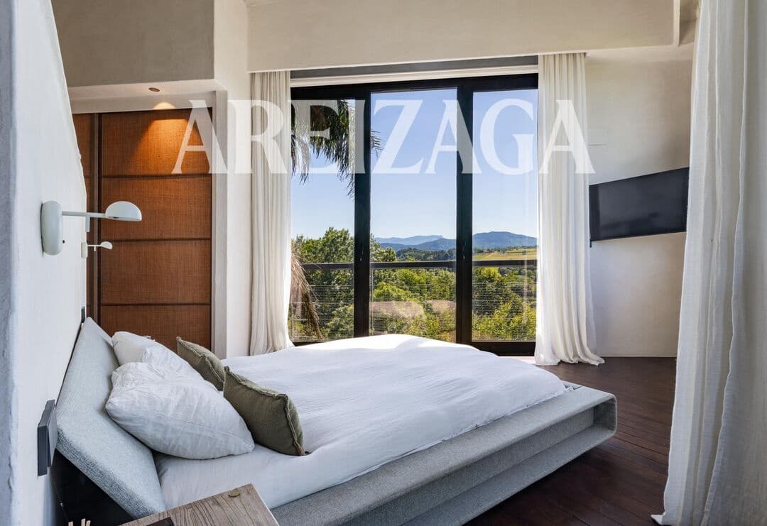 4 bedroom Townhouse for sale in Donostia-San Sebastian with pool - € 1,750,000 (Ref: 9923000)