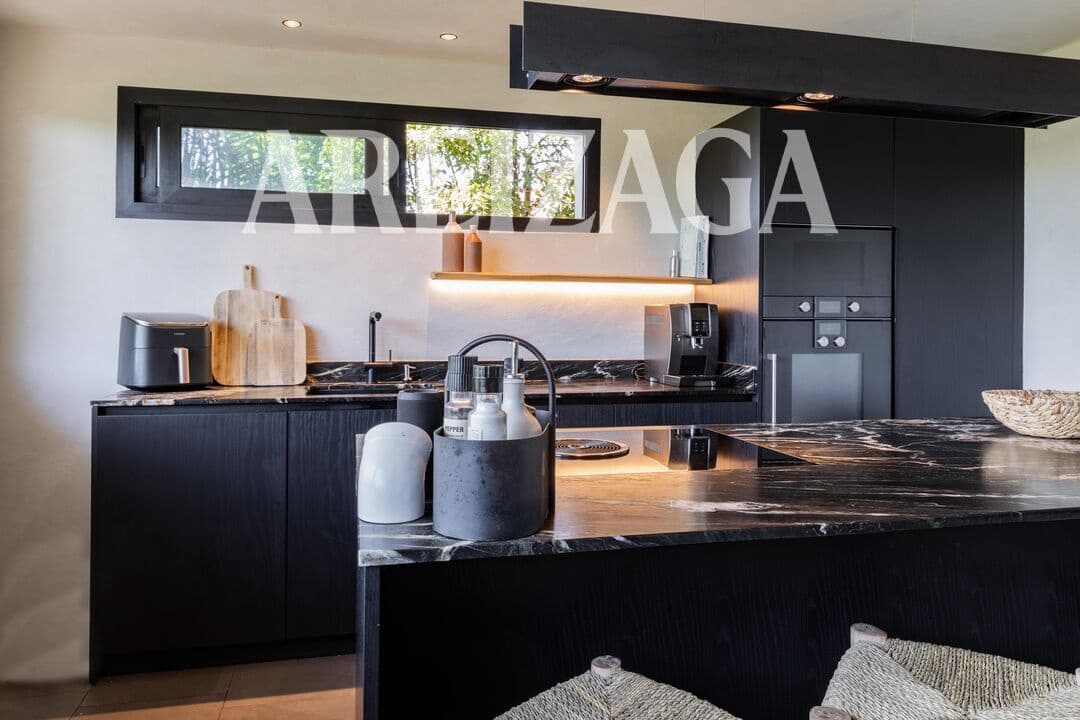 4 bedroom Townhouse for sale in Donostia-San Sebastian with pool - € 1,750,000 (Ref: 9923000)