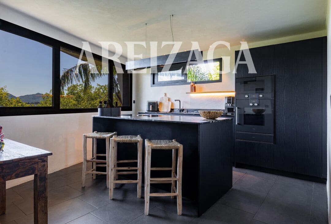 4 bedroom Townhouse for sale in Donostia-San Sebastian with pool - € 1,750,000 (Ref: 9923000)