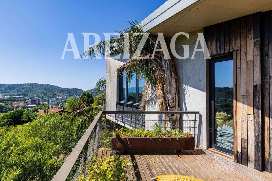 4 bedroom Townhouse for sale in Donostia-San Sebastian with pool - € 1,750,000 (Ref: 9923000)
