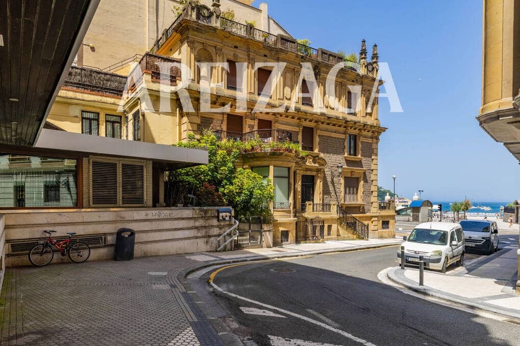 Piso de 2 habitaciones en Donostia-San Sebastián en venta - 1.200.000 € (Ref: 9953581)
