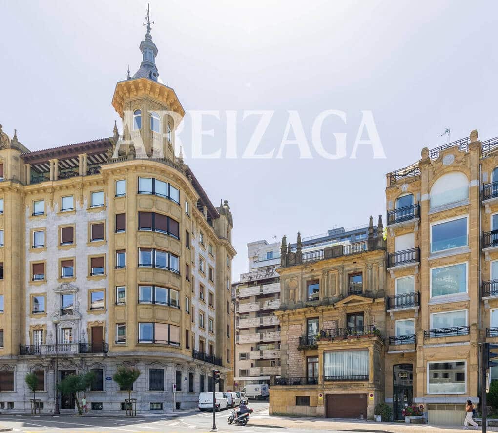 Piso de 2 habitaciones en Donostia-San Sebastián en venta - 1.200.000 € (Ref: 9953581)