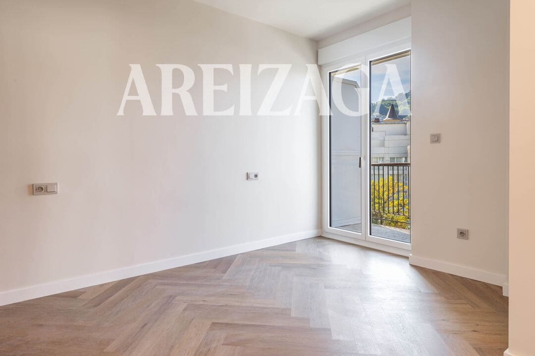 2 bedroom Flat for sale in Donostia-San Sebastian - € 1,450,000 (Ref: 9981556)