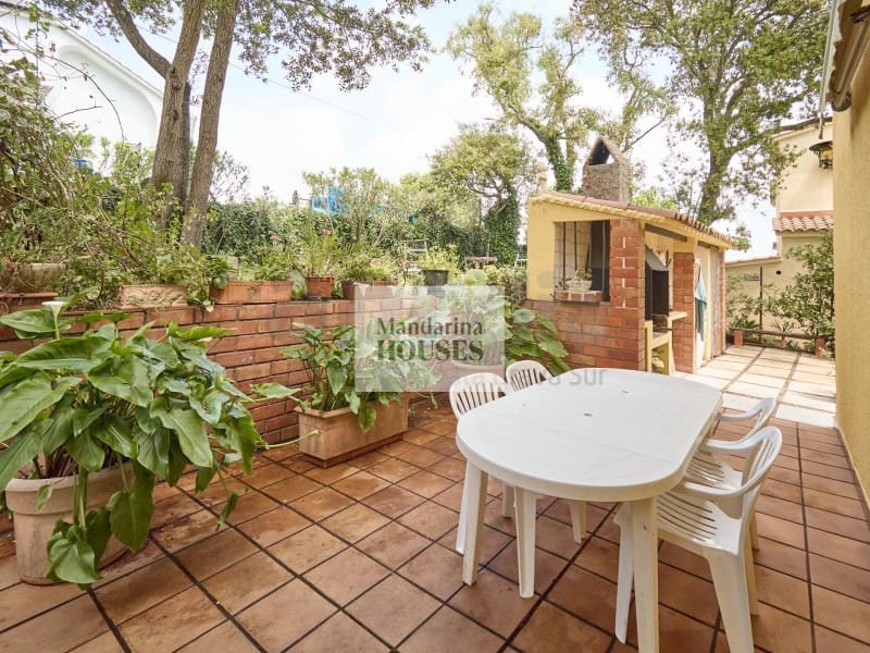 6 sovrum Villa till salu i Lloret de Mar med garage - 359 000 € (Ref: 10180402)