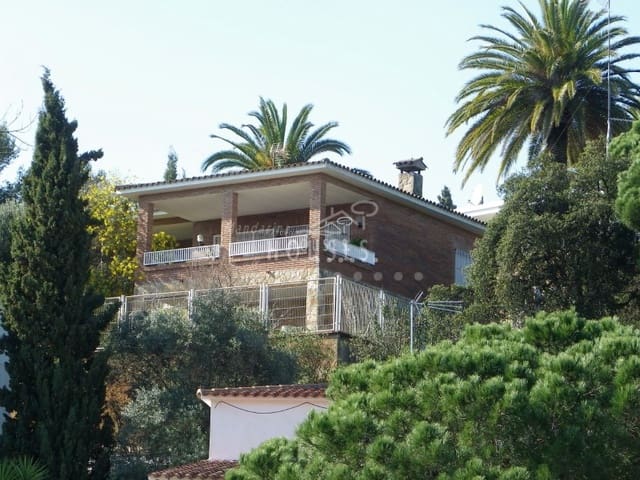 7 slaapkamer Villa te koop in Canyelles, Lloret de Mar met zwembad garage - € 490.000 (Ref: 3419860)