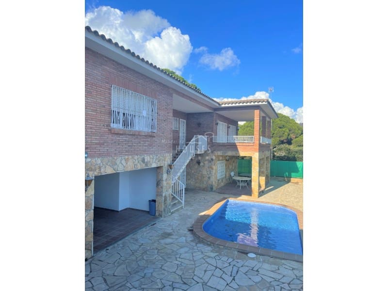 7 slaapkamer Villa te koop in Lloret de Mar met zwembad garage - € 490.000 (Ref: 3419860)