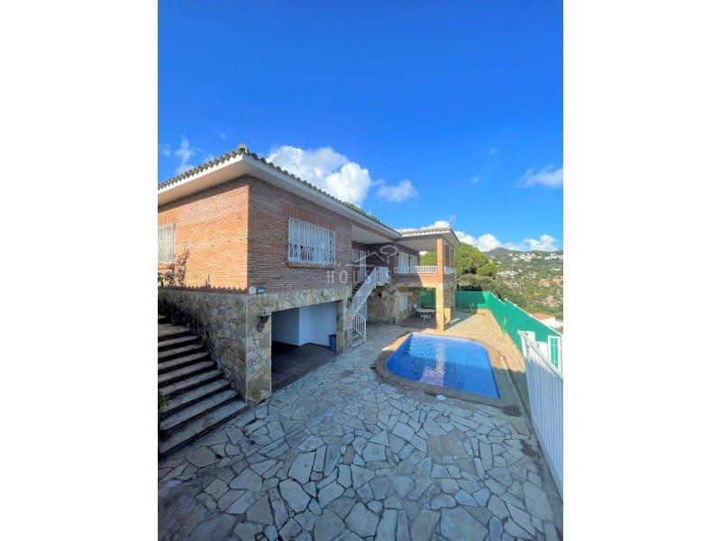 7 slaapkamer Villa te koop in Lloret de Mar met zwembad garage - € 490.000 (Ref: 3419860)