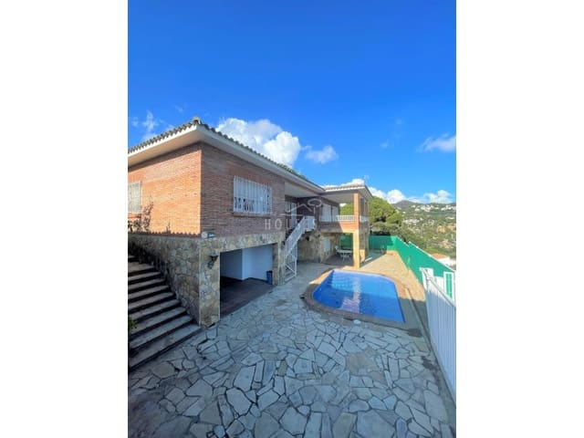 7 slaapkamer Villa te koop in Canyelles, Lloret de Mar met zwembad garage - € 490.000 (Ref: 3419860)