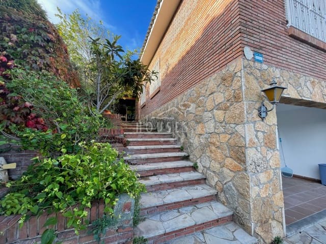 7 slaapkamer Villa te koop in Canyelles, Lloret de Mar met zwembad garage - € 490.000 (Ref: 3419860)