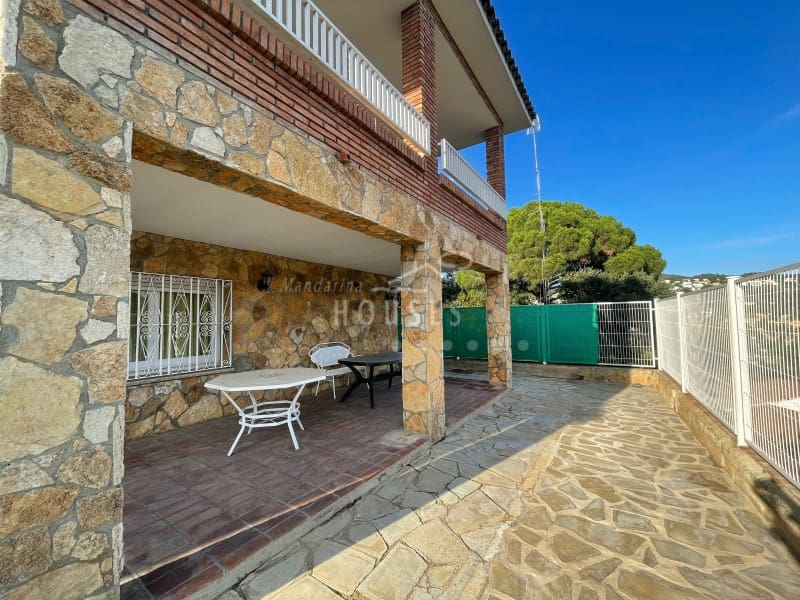 7 slaapkamer Villa te koop in Lloret de Mar met zwembad garage - € 490.000 (Ref: 3419860)