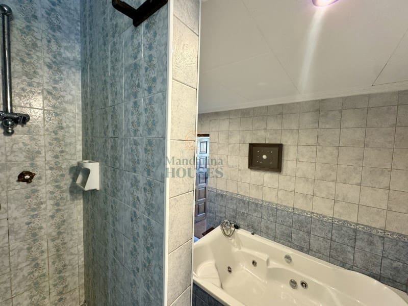 6 soveværelse Villa til salg i Lloret de Mar med swimmingpool garage - € 595.000 (Ref: 3419877)