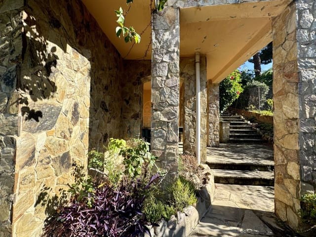 6 bedroom Villa for sale in Centre, Lloret de Mar with pool garage - € 595,000 (Ref: 3419877)