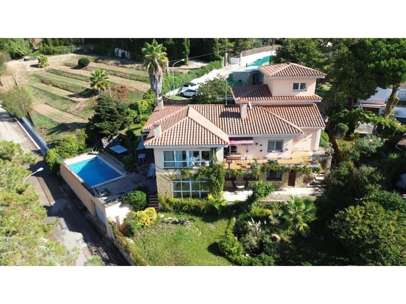 6 soveværelse Villa til salg i Lloret de Mar med swimmingpool garage - € 595.000 (Ref: 3419877)