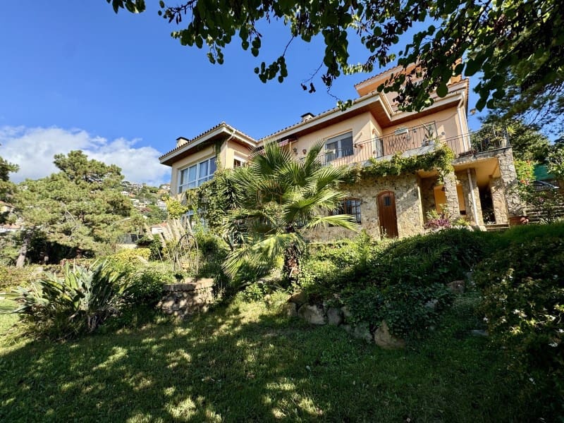 6 soveværelse Villa til salg i Lloret de Mar med swimmingpool garage - € 595.000 (Ref: 3419877)