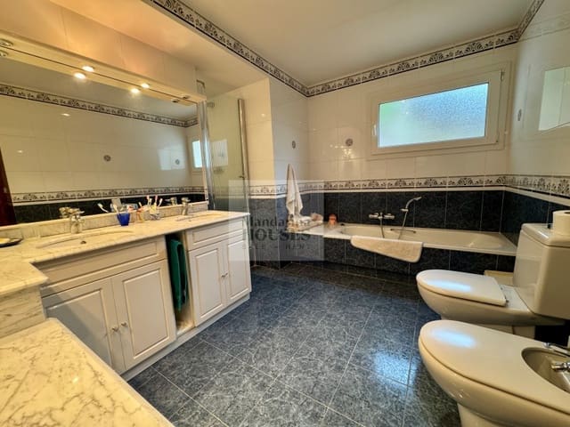 4 bedroom Villa for sale in Tossa de Mar with pool garage - € 565,000 (Ref: 3419929)