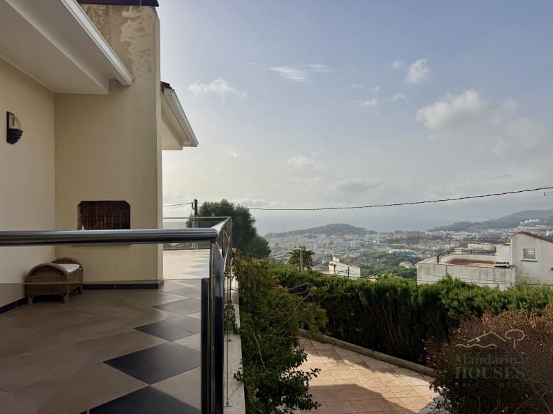 4 soveværelse Villa til salg i Lloret de Mar med garage - € 795.000 (Ref: 4591935)