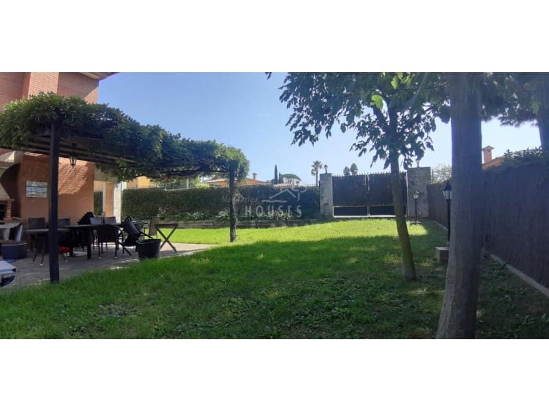 4 bedroom Villa for sale in Lloret de Mar with pool - € 731,745 (Ref: 5205631)