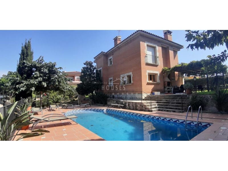 4 bedroom Villa for sale in Lloret de Mar with pool - € 731,745 (Ref: 5205631)