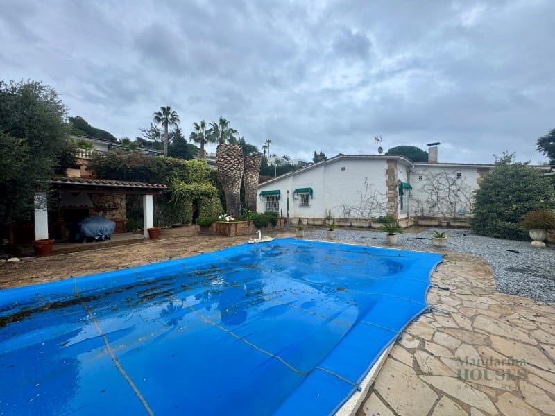 4 bedroom Villa for sale in Lloret de Mar with garage - € 650,000 (Ref: 5360244)