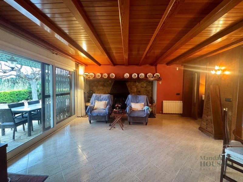 4 bedroom Villa for sale in Lloret de Mar with garage - € 650,000 (Ref: 5360244)