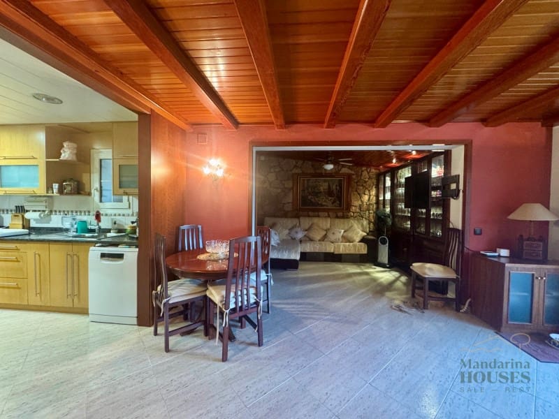 4 bedroom Villa for sale in Lloret de Mar with garage - € 650,000 (Ref: 5360244)