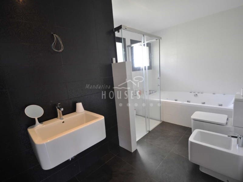 4 soverom Villa til salgs i Lloret de Mar med svømmebasseng garasje - € 1 500 000 (Ref: 6685481)