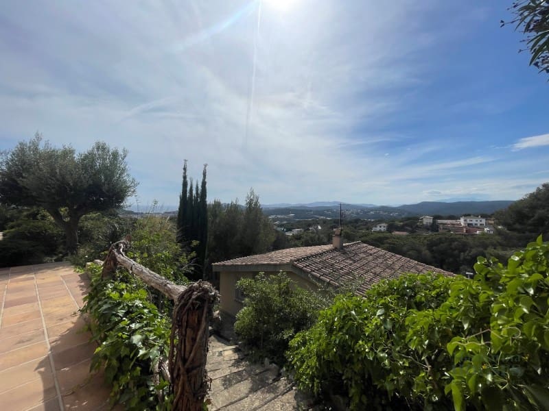 6 bedroom Villa for sale in Lloret de Mar with pool garage - € 995,000 (Ref: 7543390)