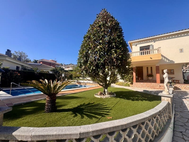 Chalet de 3 habitaciones en Lloret de Mar en venta con piscina garaje - 590.000 € (Ref: 7883968)