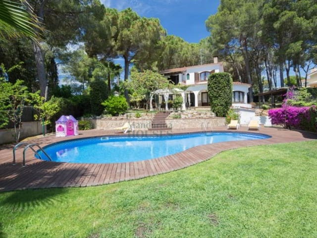 4 bedroom Villa for sale in Centre, Lloret de Mar with pool - € 1,200,000 (Ref: 8044953)